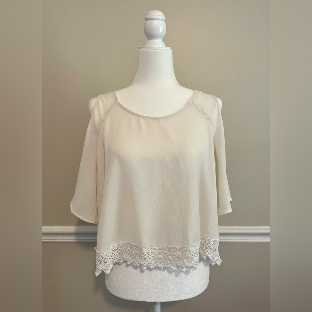 ASTR THE LABEL Blouse Top Women's Sz Medium Ivory White Cold Shoulder Lace Girly